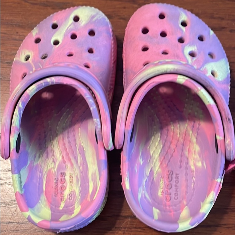 Toddler Crocs Size 6 Tie-Dye pink